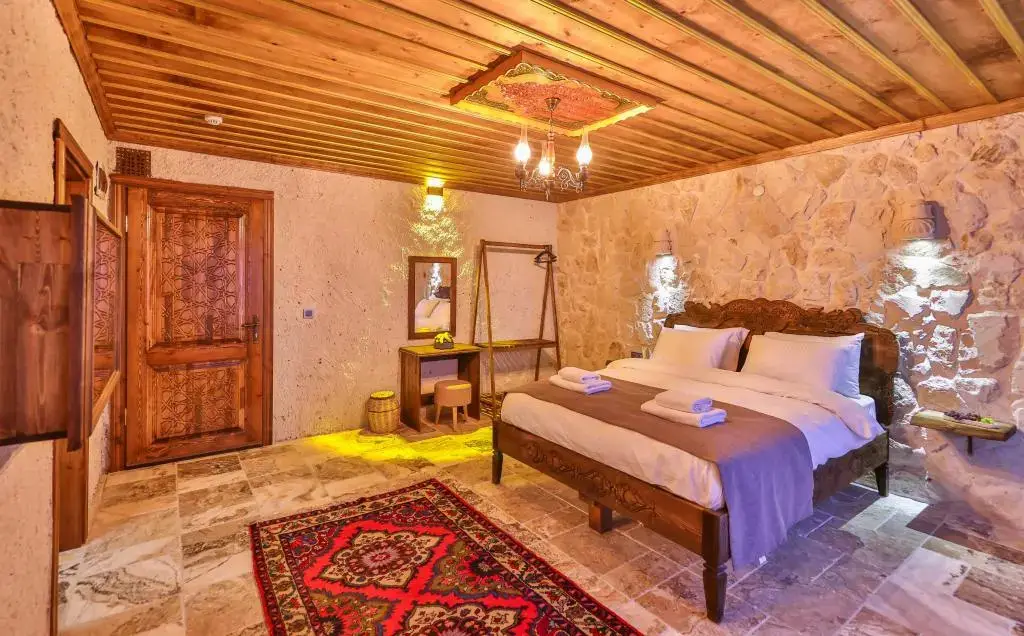 Учисар: Noble Crown Stone House
