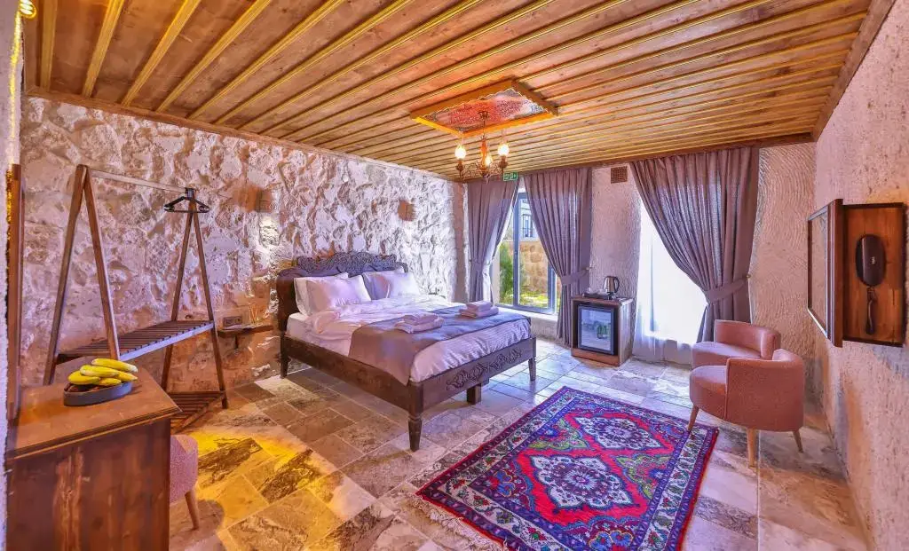 Учисар: Noble Crown Stone House