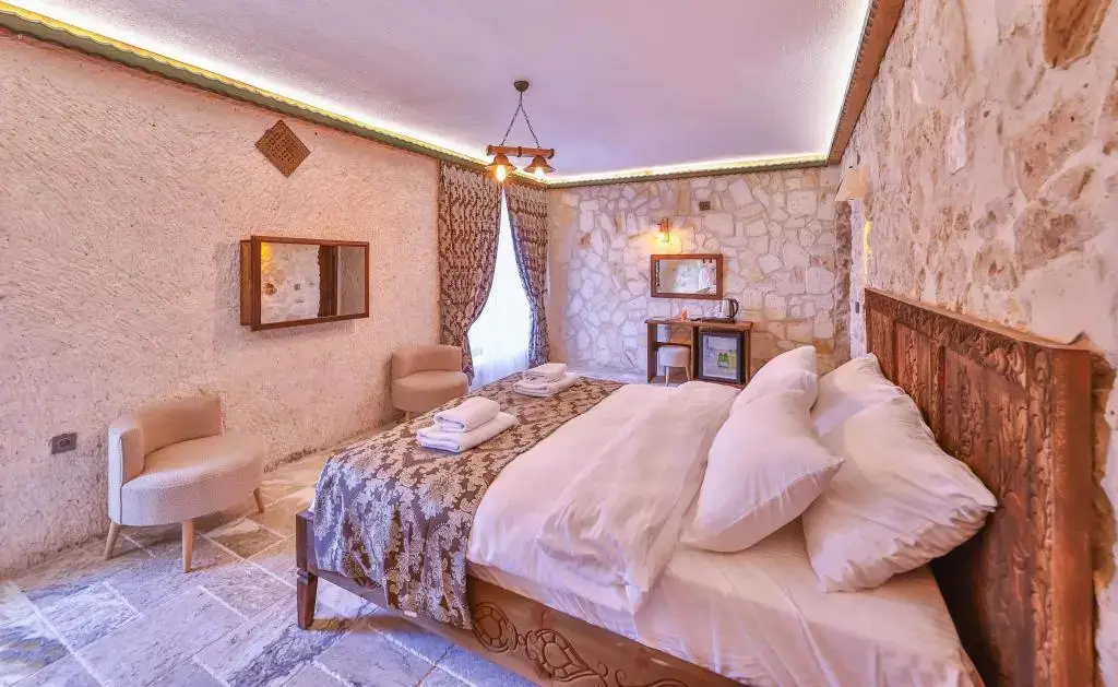 Учисар: Noble Crown Stone House