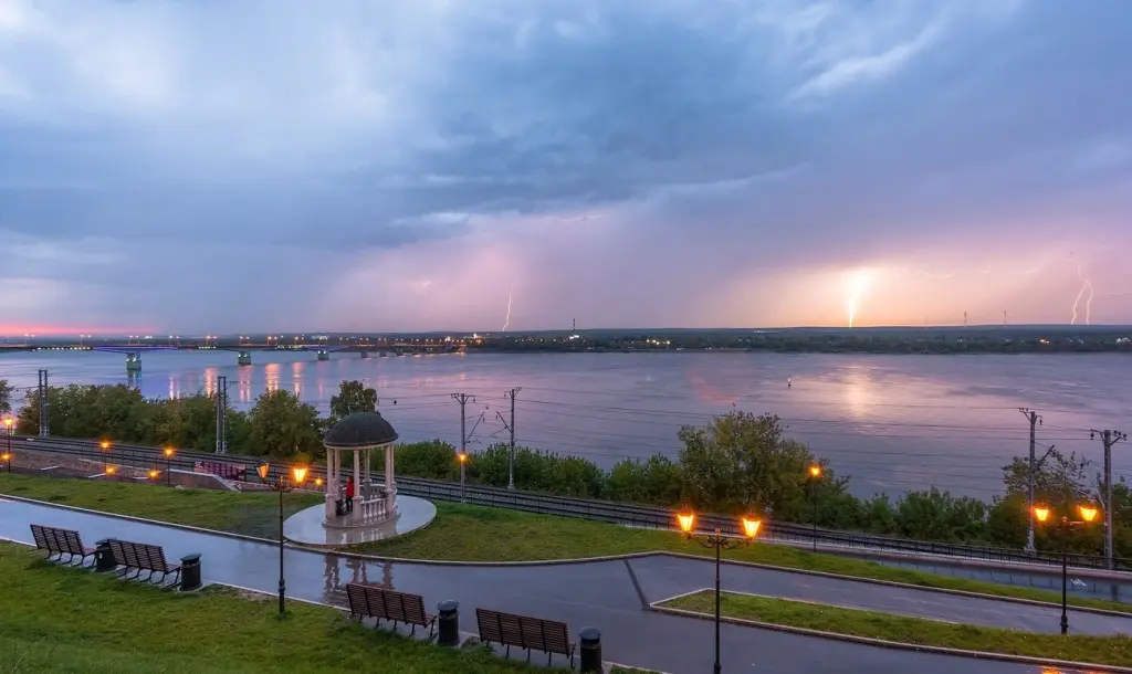 Пермь: Квартира двухкомнатная с кондиционером в самом центре города, рядом с парком развлечений им. Горького на 8 человек