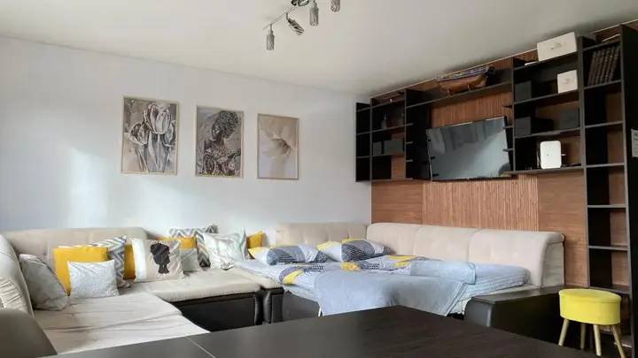 Калининград: Апартаменты Grape Room Apartment (Грейп Рум Апартмент) на проспекте Мира 122