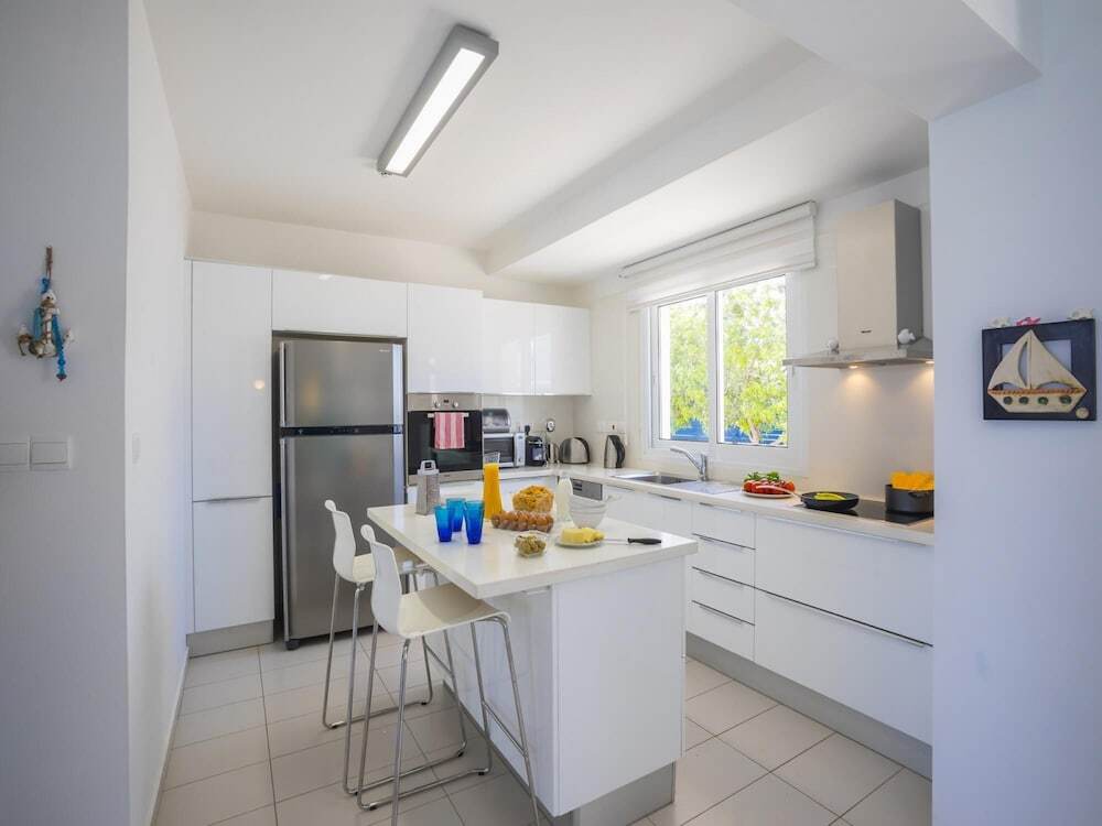 Протарас: Protaras Seafront Villa Sirina Pearl