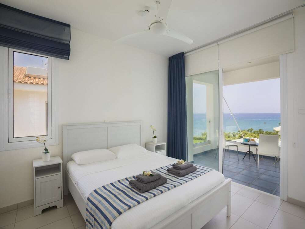 Протарас: Protaras Seafront Villa Sirina Pearl