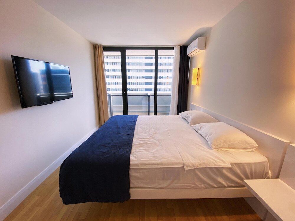 Двухкомнатные апартаменты Orbi City, 27 этаж, вид на горы и море — фото 1