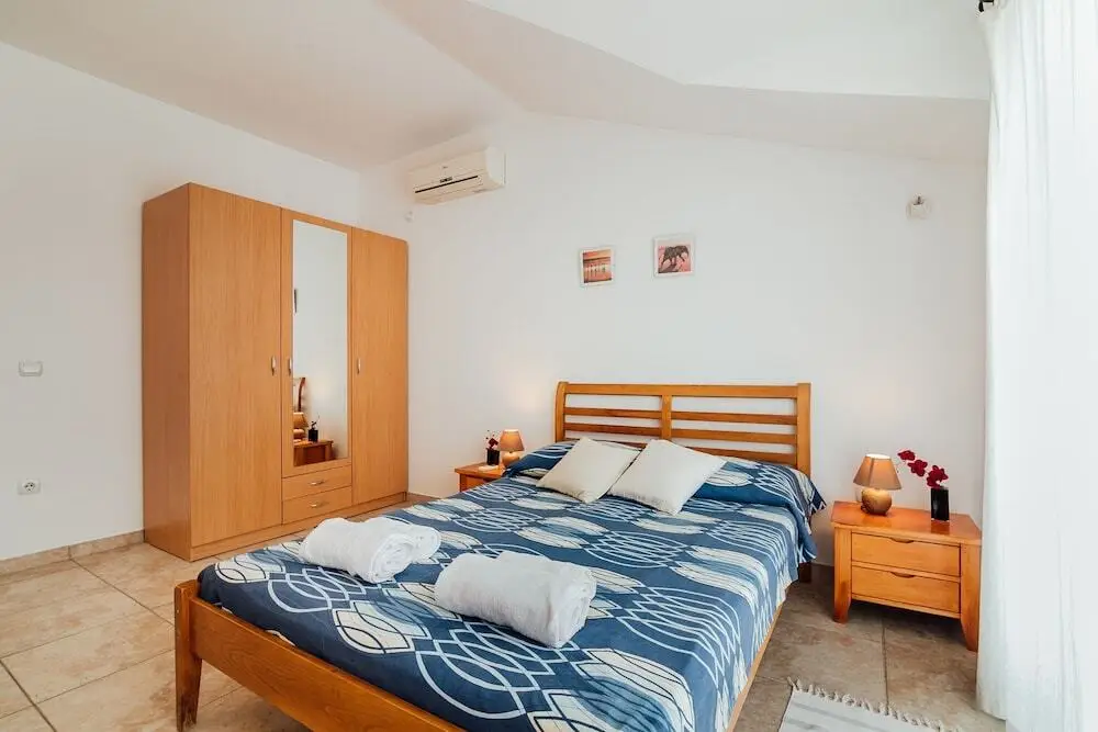Доброта: Spacious 4BR Beach House, Fantastic Sea Views