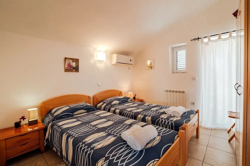 Доброта: Spacious 4BR Beach House, Fantastic Sea Views