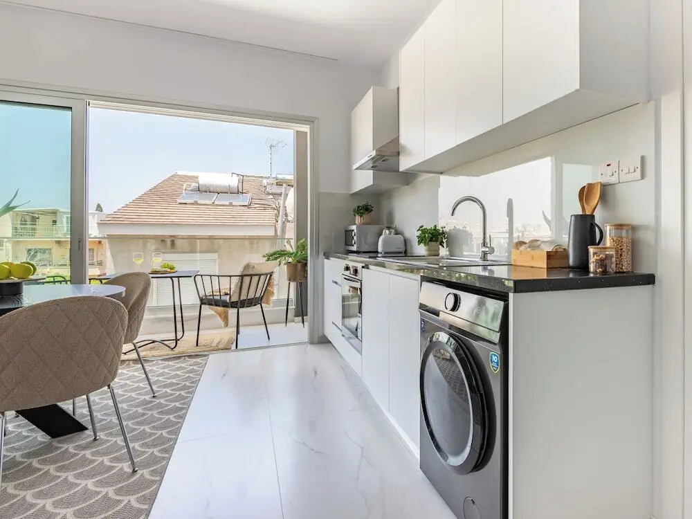 Лимассол: Sanders Cruise - Elegant Studio Apt With Balcony