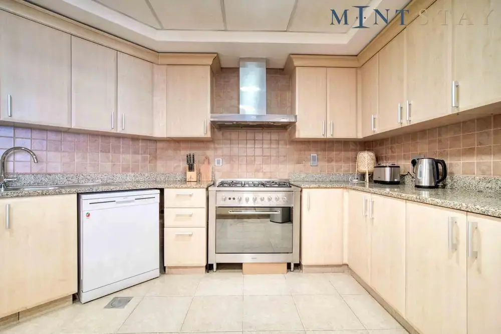 Дубай: Chic Beachside 3BR Living at the Palm