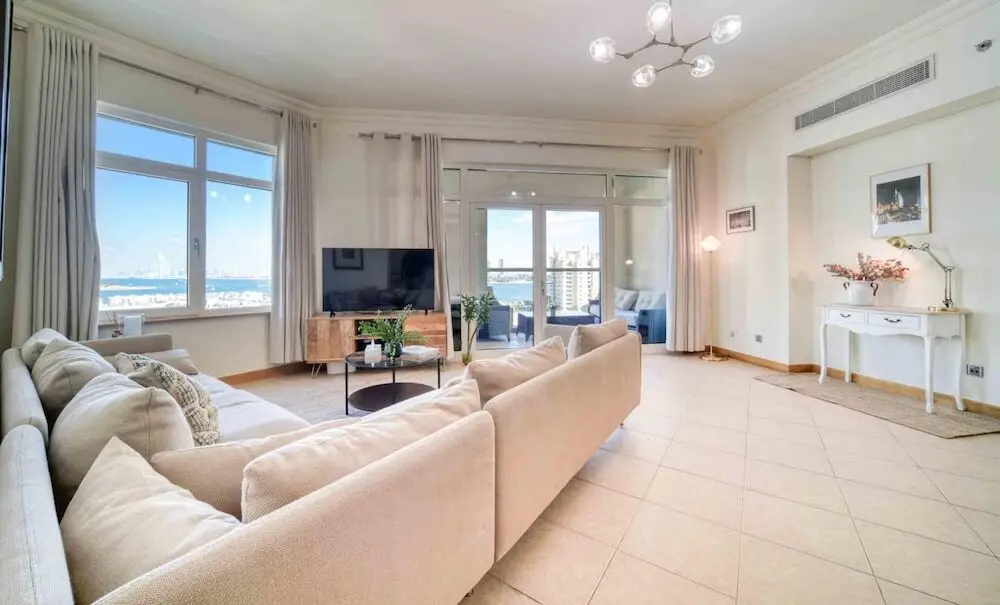 Дубай: Chic Beachside 3BR Living at the Palm