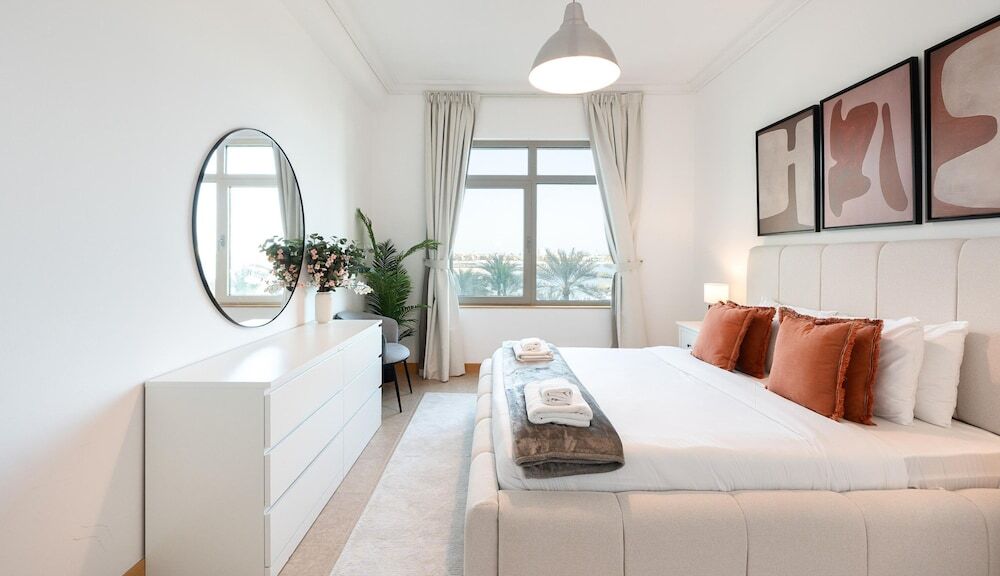 Дубай: Amazing 1BR at the Palm w Beach Pool Access