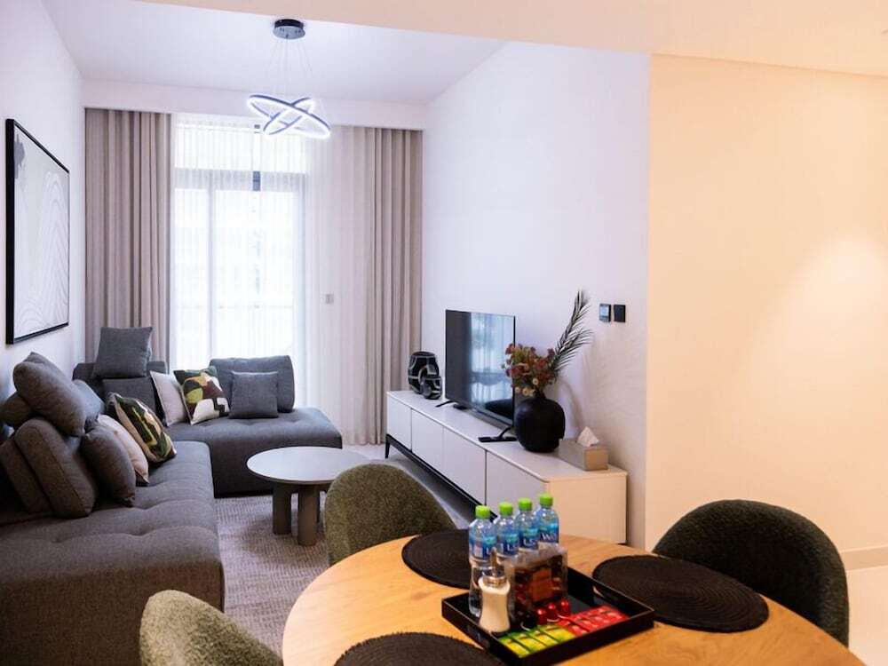 Дубай: Tranquil 1BR Haven in the Heart of Vista