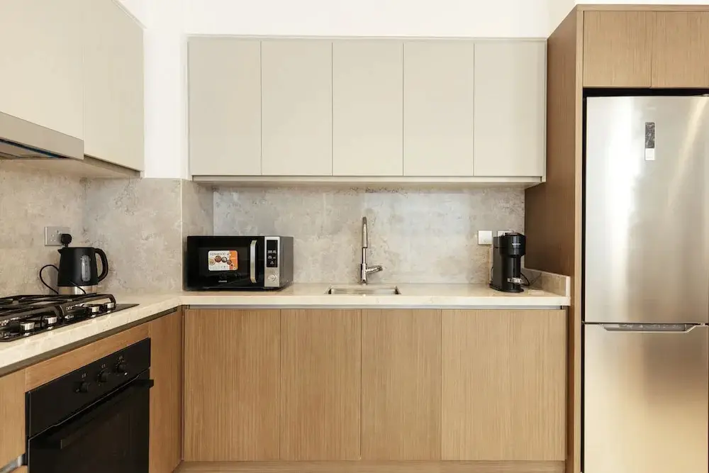 Дубай: Luxurious Waterfront 1BR with Sea Views