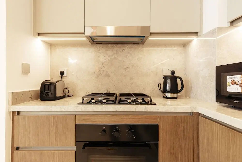 Дубай: Luxurious Waterfront 1BR with Sea Views