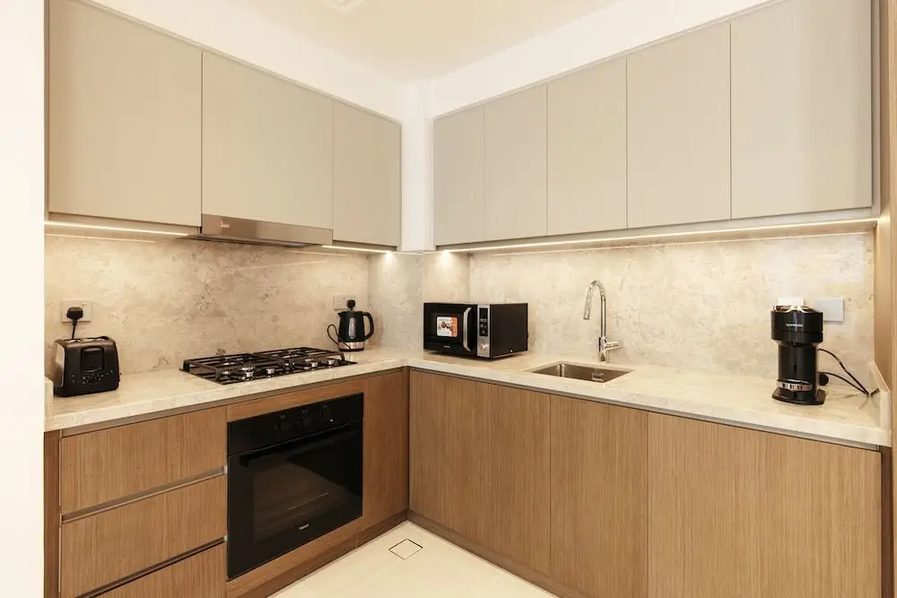 Дубай: Luxurious Waterfront 1BR with Sea Views