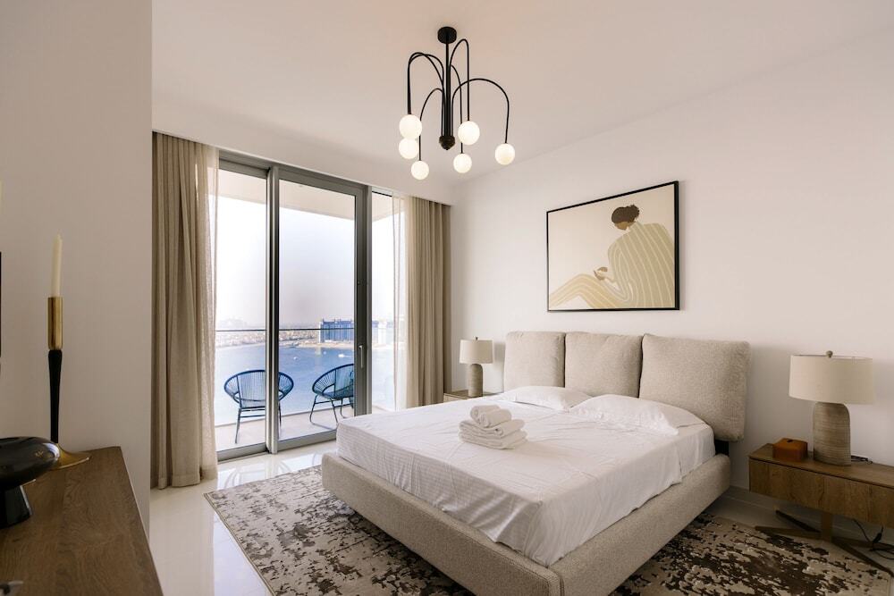Дубай: Beachfront 2BD apartment with Palm View
