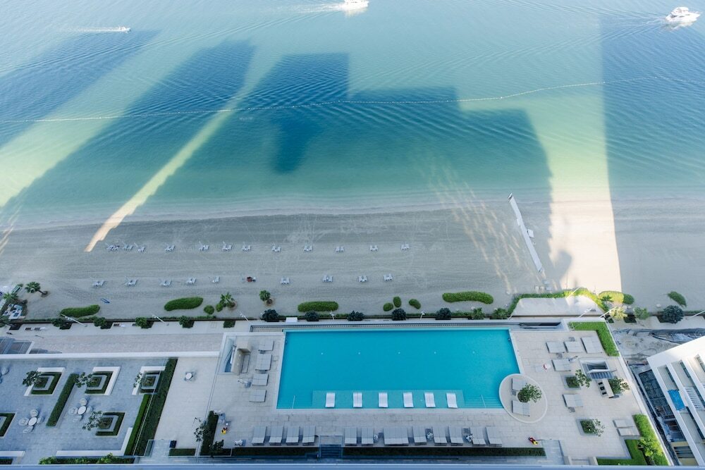 3BD Haven with Sweeping Water Views — фото 1