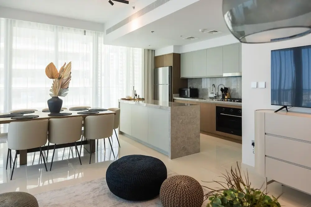 Дубай: 3BD Haven with Sweeping Water Views