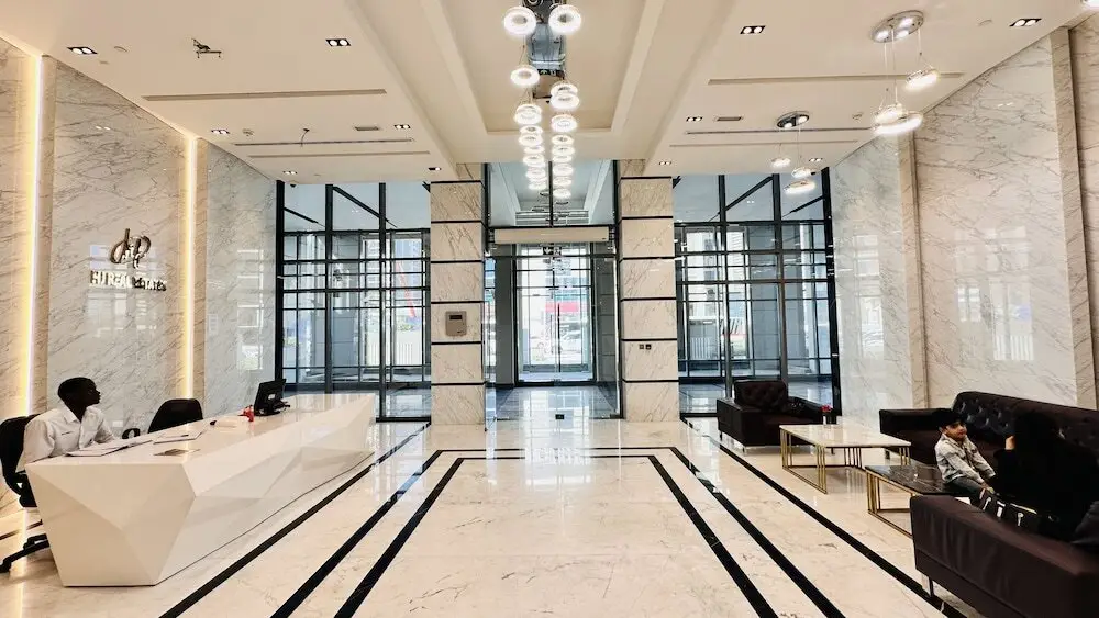 Дубай: Upscale Studio Apartment Business Bay with Balcony and Free Parking by BelVilla