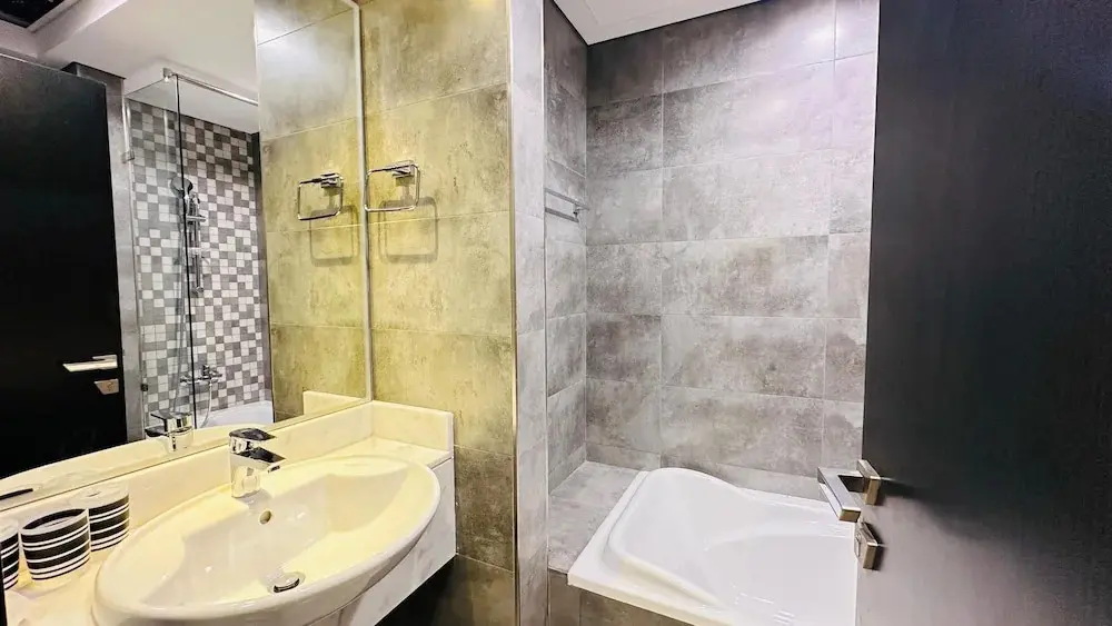 Дубай: Upscale Studio Apartment Palm View with Big Balcony Free Parking by Belvilla