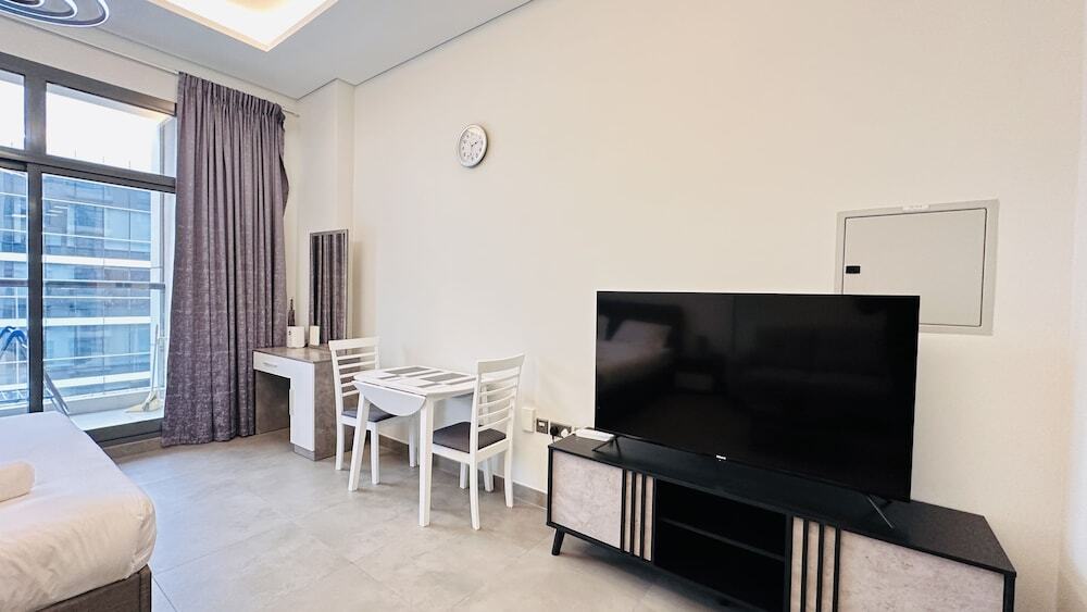Дубай: Spacious Studio Apartment Canal View Business Bay by Belvilla