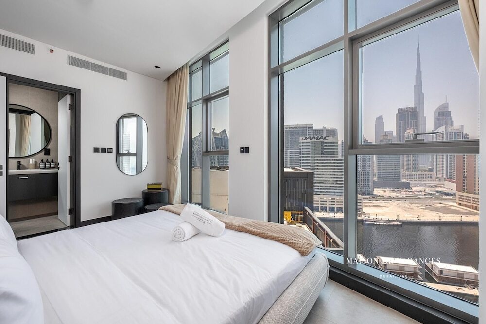 Luxurious 2BR w/ Waterfront and Burj Khalifa View — фото 1