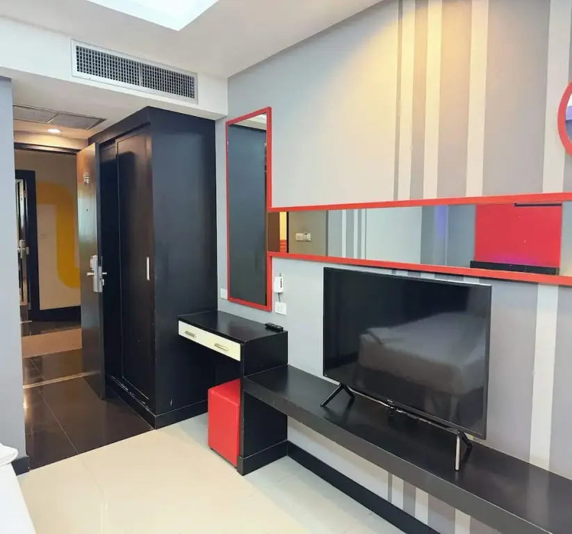 Супханбури: Capital O 75514 Vasidtee City Hotel