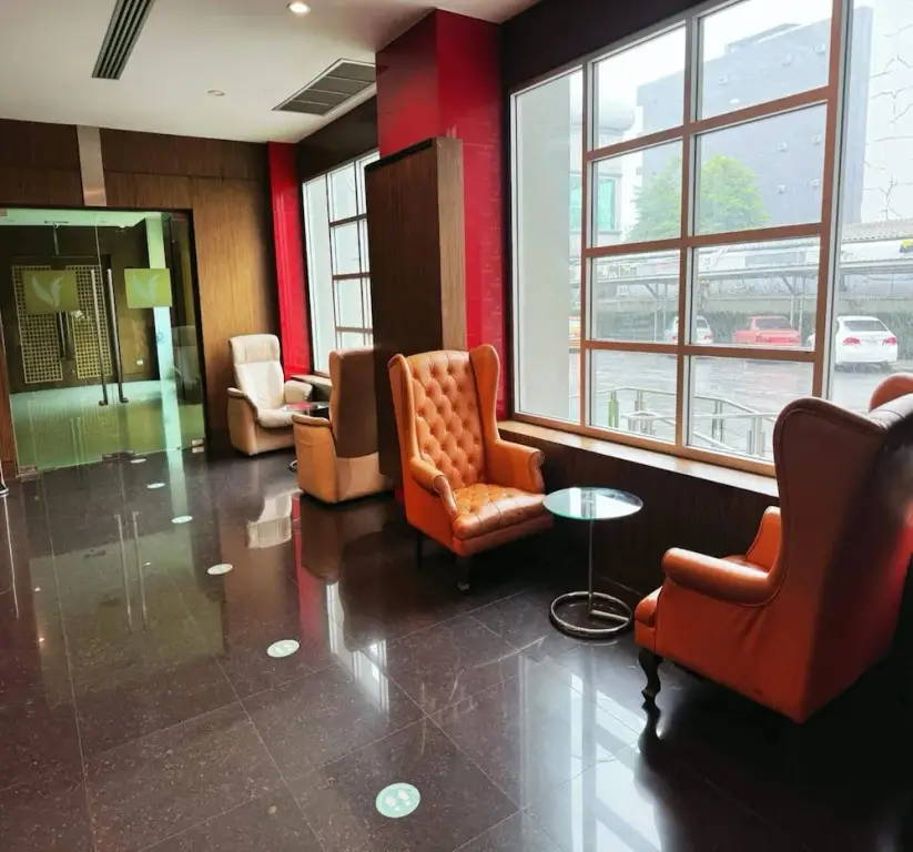 Супханбури: Capital O 75514 Vasidtee City Hotel