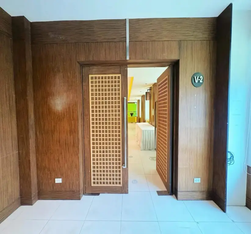 Супханбури: Capital O 75514 Vasidtee City Hotel