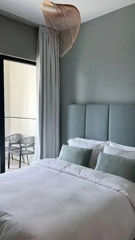 Дубай: 1BDR apartment With Pool View