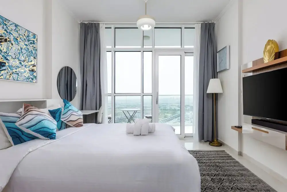 Дубай: Waves - Elegant 28th Floor Studio in Carson A, Damac Hills