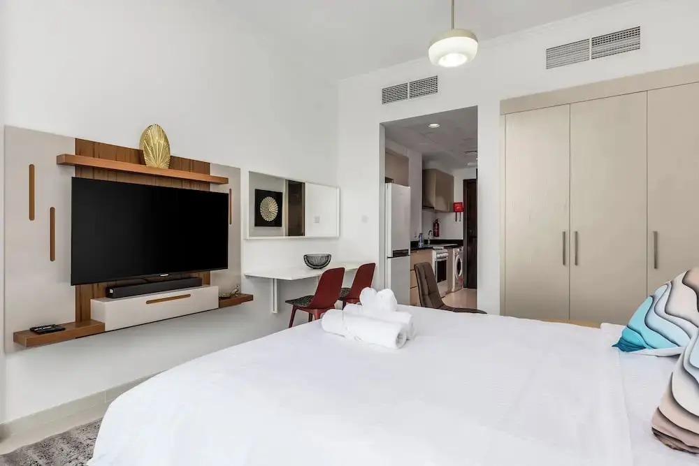 Дубай: Waves - Elegant 28th Floor Studio in Carson A, Damac Hills