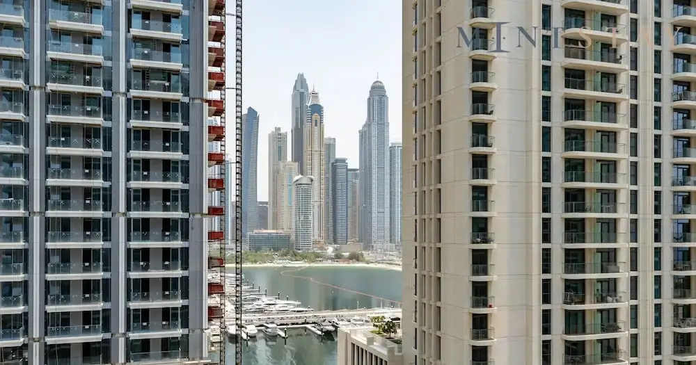 Дубай: Contemporary 1BR w Dubai Marina Glimpse