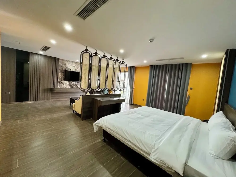 Бакнинь: Luxury Phoenix Hotel 2