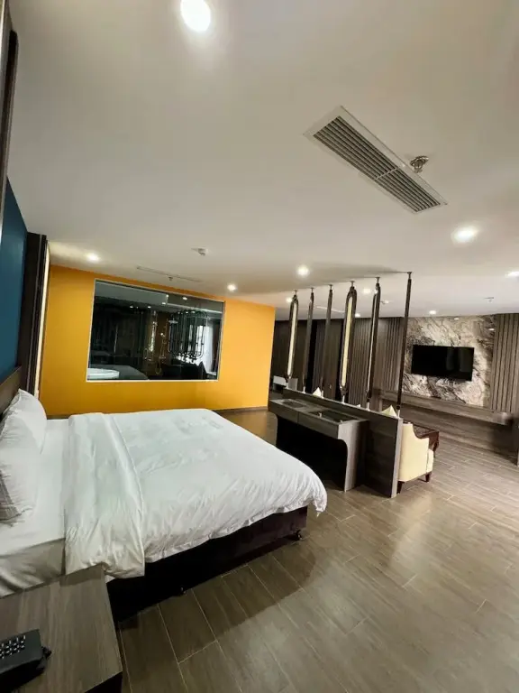 Бакнинь: Luxury Phoenix Hotel 2
