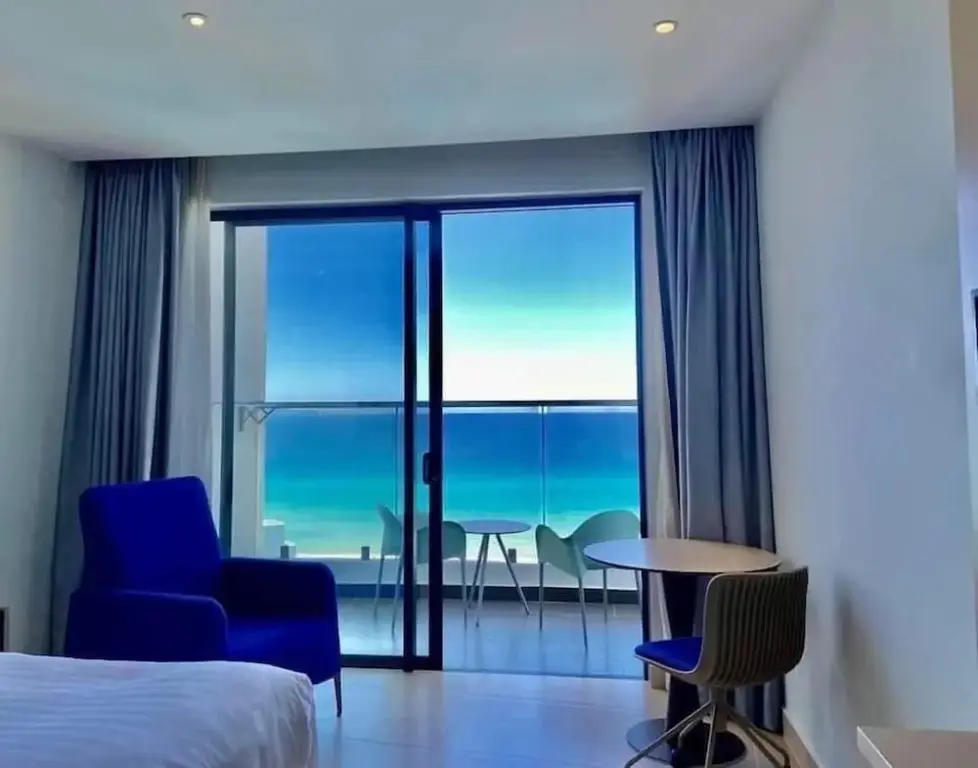 Камрань: Arena Cam Ranh Beachfront Condotel