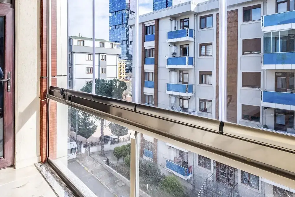 Flat in Maltepe With Balcony Near Shopping Malls — фото 1