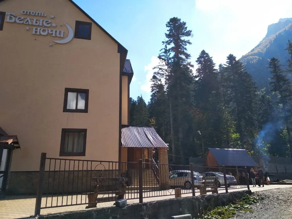 Домбай: Hotel Belyie Nochi