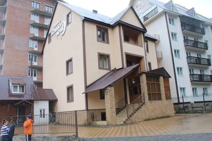 Домбай: Hotel Belyie Nochi