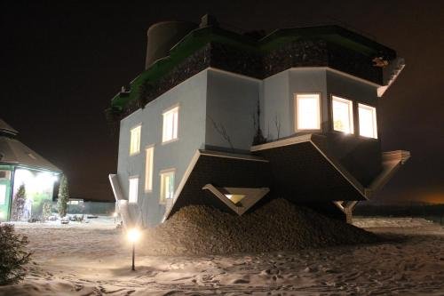 Night in Upsidedown House — фото 1