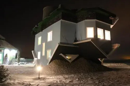 Петрово: Night in Upsidedown House