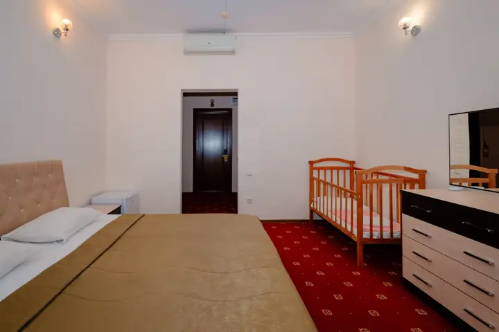 Ольгинка: Отель Кипарис