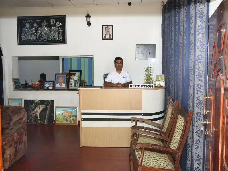 Эмбилипития: Tharusha White House Hotel