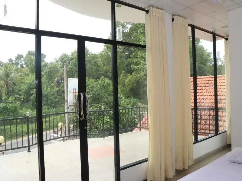 Эмбилипития: Tharusha White House Hotel
