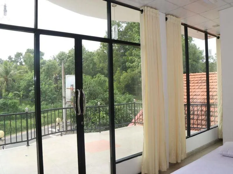 Эмбилипития: Tharusha White House Hotel