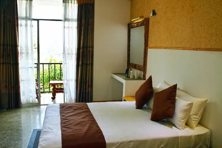 Элла: The Tenth Hotel