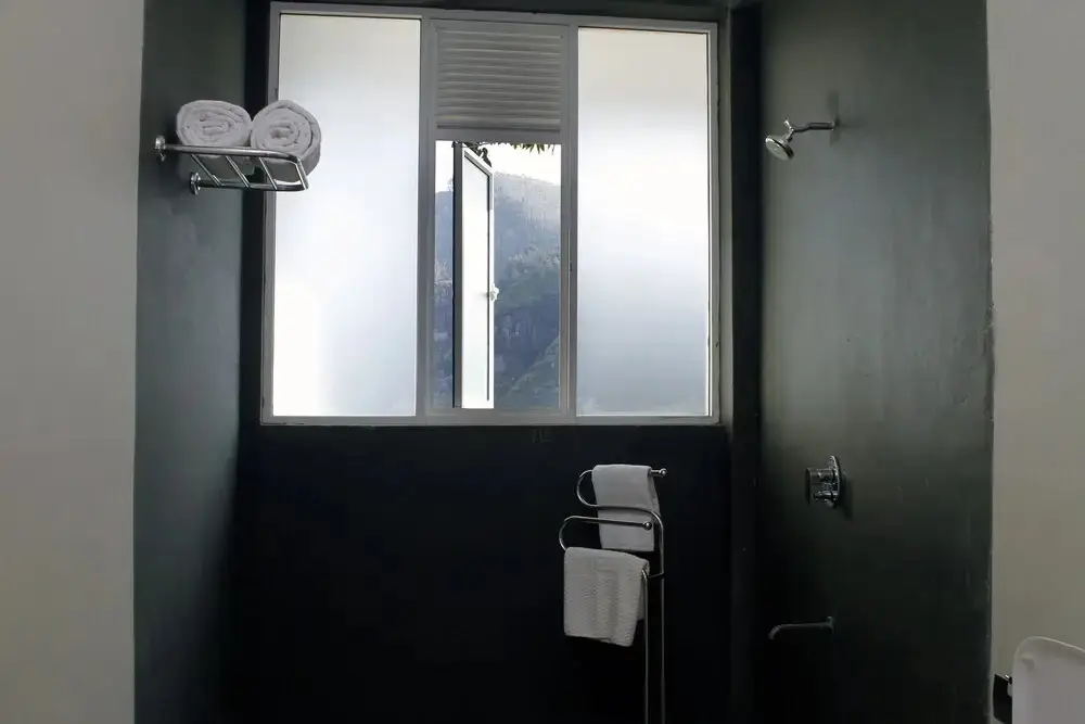 Элла: The Tenth Hotel