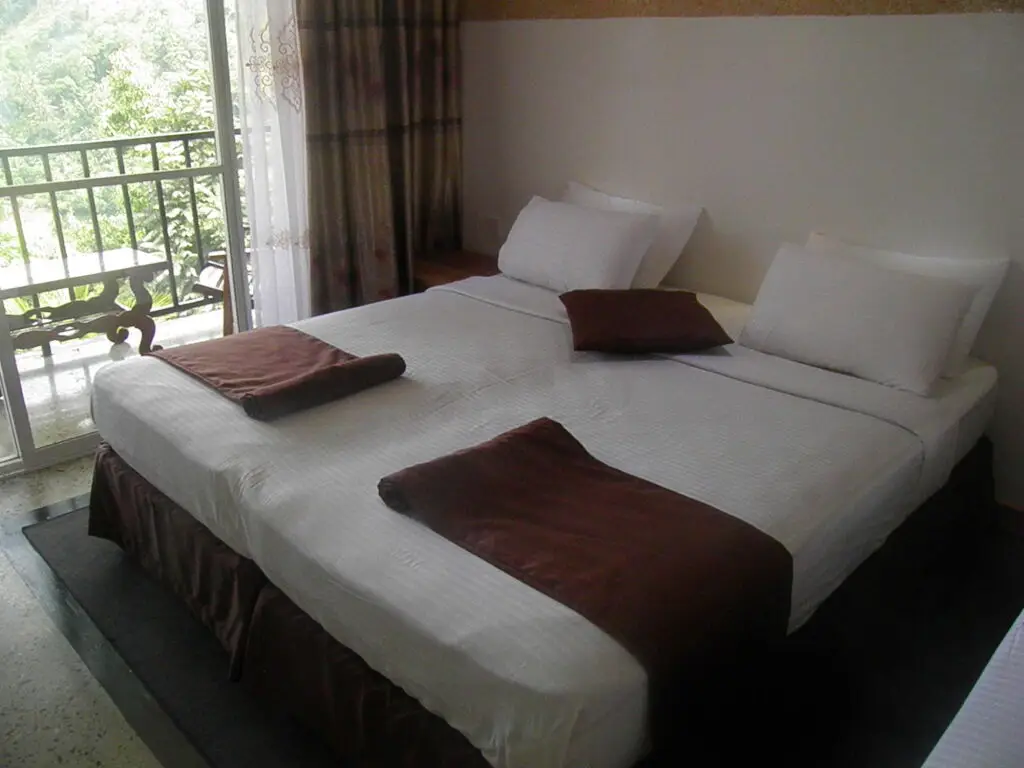 Элла: The Tenth Hotel