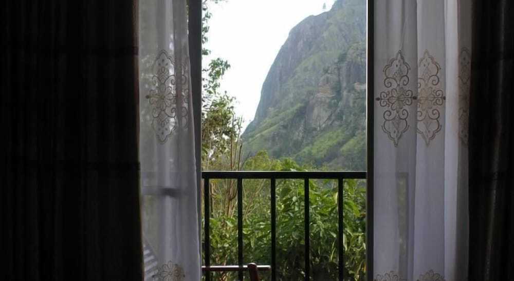 Элла: The Tenth Hotel