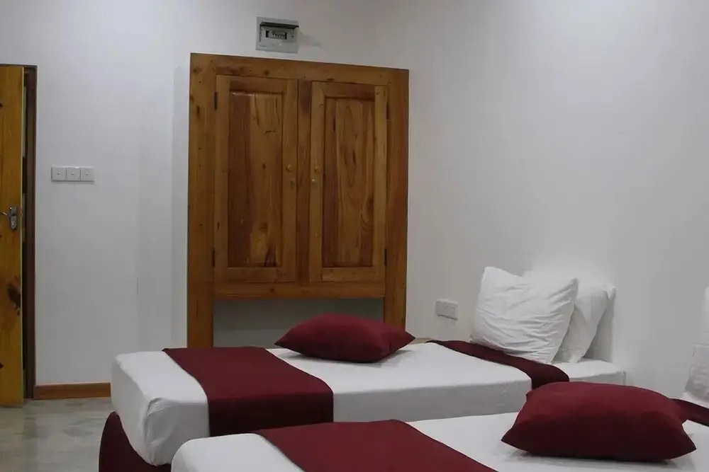 Элла: The Tenth Hotel