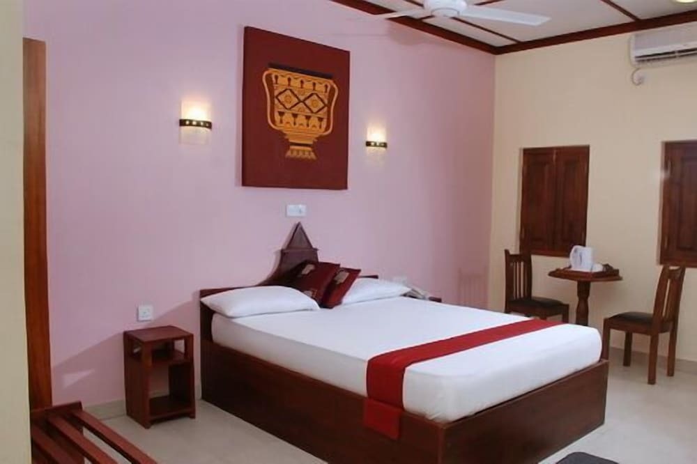 Анурадхапура: The Triangle Hotel